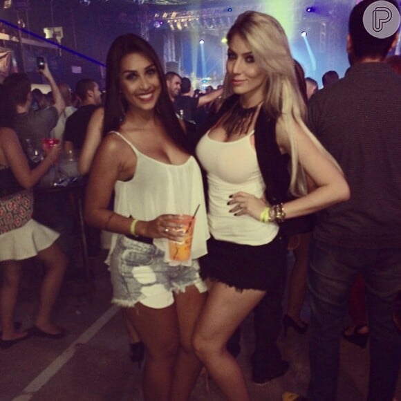 Amanda posa com a amiga Ariane Cerqueira na festa Baile da Favorita