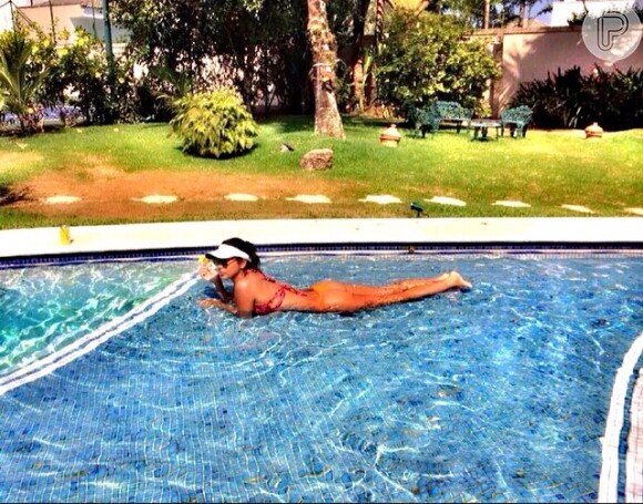 Amanda posa de biquíni na piscina