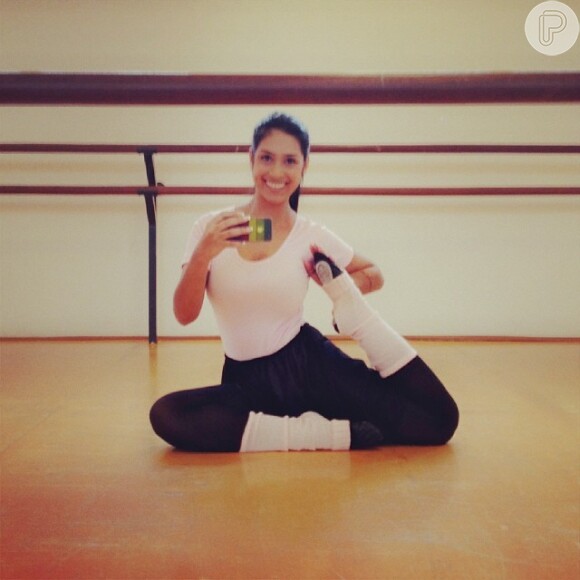 Amanda, do 'BBB15', mostra elasticidade em aula de balé