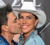 Graciele Lacerda ganhou beijo do noivo,  Zezé Di Camargo, no camarim de show em Barretos (SP) em 24 de agosto de 2023