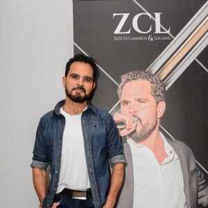 Luciano escolheu calça e jaqueta jeans para show com o irmão Zezé Di Camargo