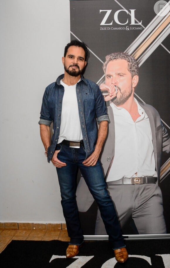 Luciano escolheu calça e jaqueta jeans para show com o irmão Zezé Di Camargo