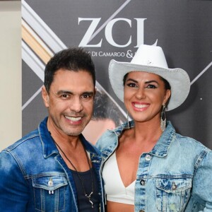 Graciele Lacerda e o noivo, Zezé Di Camargo, posaram juntinhos no camarim de show em Barretos (SP) em 24 de agosto de 2023