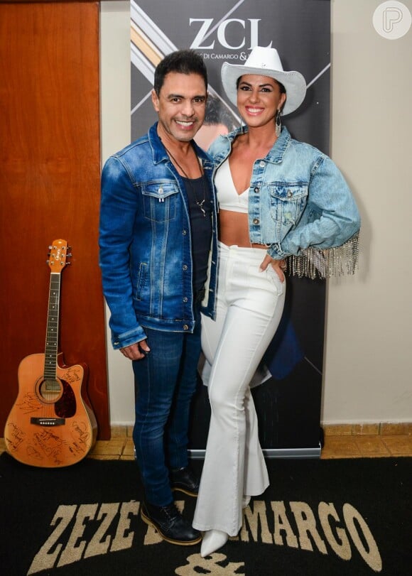 Graciele Lacerda e o noivo, Zezé Di Camargo, posaram juntinhos no camarim de show em Barretos (SP) em 24 de agosto de 2023