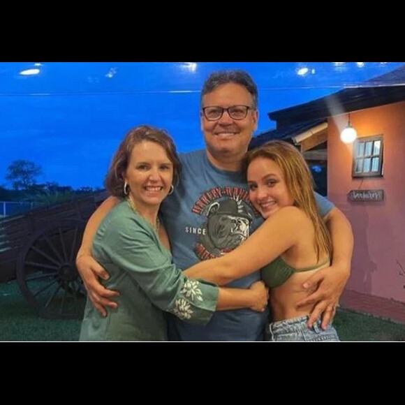 Larissa Manoela cortou a relação com os pais após diversas polêmicas serem expostas