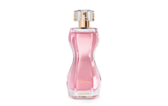 Perfume Glamour, do Boticário, é a versão tradicional da fragrância, que é composto por notas florais levemente adocicadas e um frasco que remete às curvas femininas