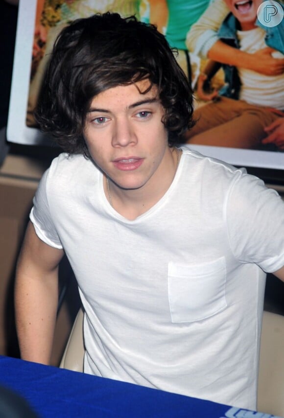 Harry Styles posa durante visita a uma gravadora de Nova York, em março de 2013