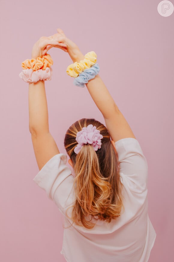 O cabelo semipreso com adereço colorido é uma opção delicada e marcante para festivais de música