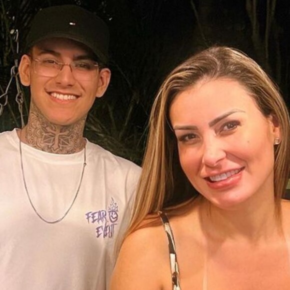 Andressa Urach usa Tinder pela primeira vez com o filho, Arthur, que grava seus vídeos pornô e garoto fica com inveja da mãe