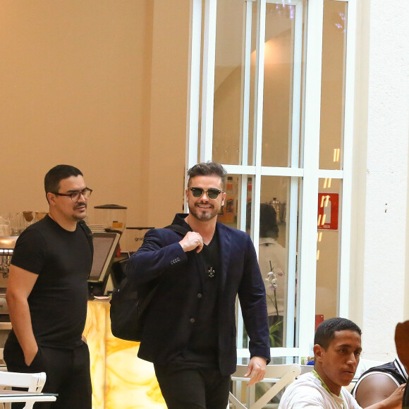 Sidney Sampaio: flagra acontece exatamente um mês depois do acidente no hotel
