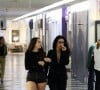 Marisa Monte foi acompanhada da filha, Helena, a um shopping da Zona Sul do Rio de Janeiro na noite desta terça-feira (05)