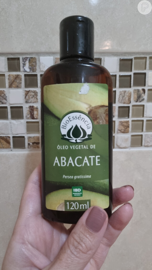 O óleo de abacate também é uma ótima opção para substituir o demaquilante! Esse foi o primeiro óleo vegetal que usei para tirar a maquiagem e adorei o resultado: tá testado e aprovado!