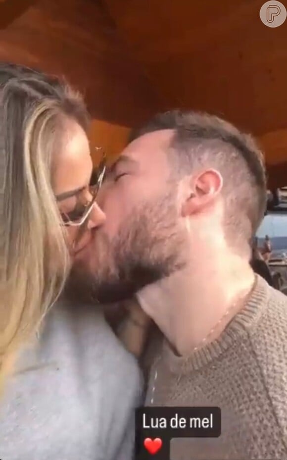 Em um vídeo postado nos stories de Maíra Cardi, o casal surge dando um beijão