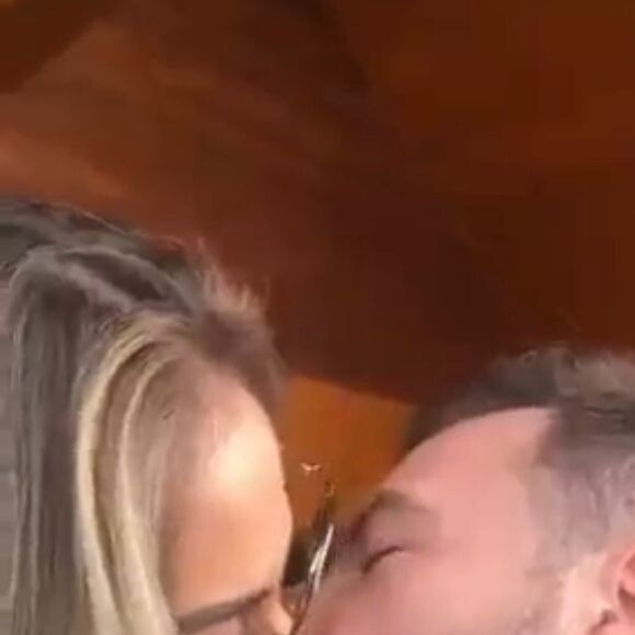 Em um vídeo postado nos stories de Maíra Cardi, o casal surge dando um beijão