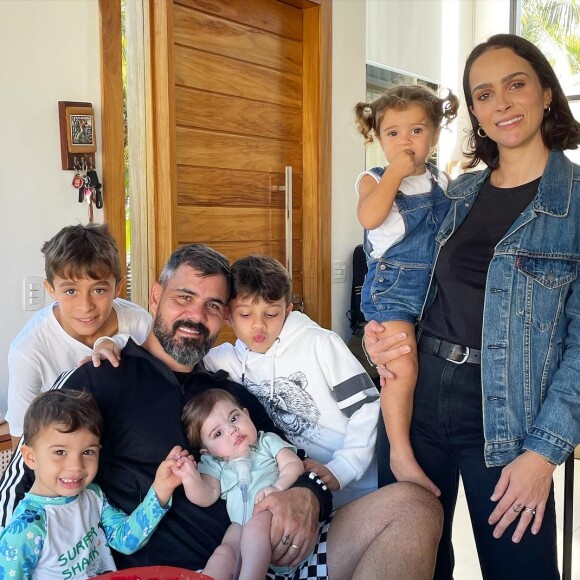 Juliano Cazarré e Letícia são pais de Maria Guilhermina, Maria Madalena, Gaspar, Inácio e Vicente