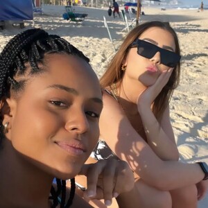 Duda Santos e Jade Picon em foto na praia na época das gravações de 'Travessia'