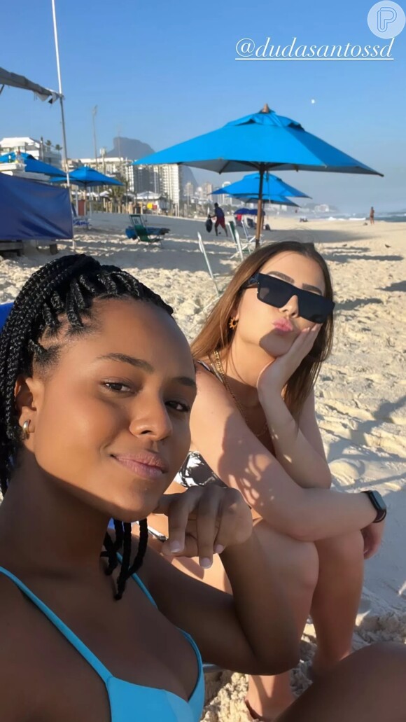Duda Santos e Jade Picon em foto na praia na época das gravações de 'Travessia'