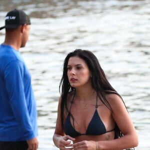 Ana Castela surgiu em diversos flagras de paparazzo na praia