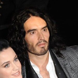Russell Brand terminou com Katy Perry via mensagem de texto às vésperas de um show da cantora no Brasil