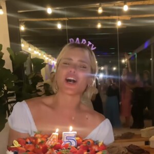 Carolina Dieckmann posta vídeo de momento em que derruba seu bolo de aniversário em festa