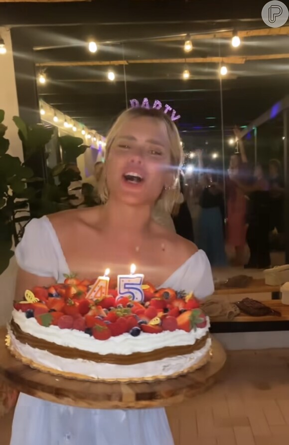 Carolina Dieckmann posta vídeo de momento em que derruba seu bolo de aniversário em festa