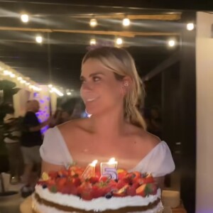 Carolina Dieckmann revela que famosos comeram o seu bolo de aniversário, mesmo depois dele ter caído no chão