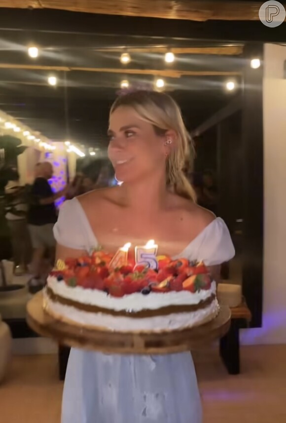 Carolina Dieckmann revela que famosos comeram o seu bolo de aniversário, mesmo depois dele ter caído no chão