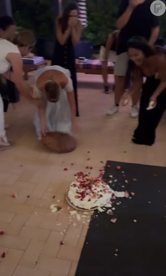 Carolina Dieckmann por quê deixou bolo de aniversário cair no chão em festa: 'Foi um acidente'