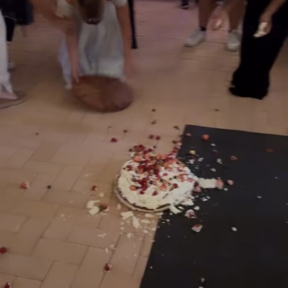 Carolina Dieckmann por quê deixou bolo de aniversário cair no chão em festa: 'Foi um acidente'