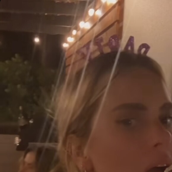 Carolina Dieckmann se diverte ao deixar bolo de aniversário cair no chão em vídeo engraçado