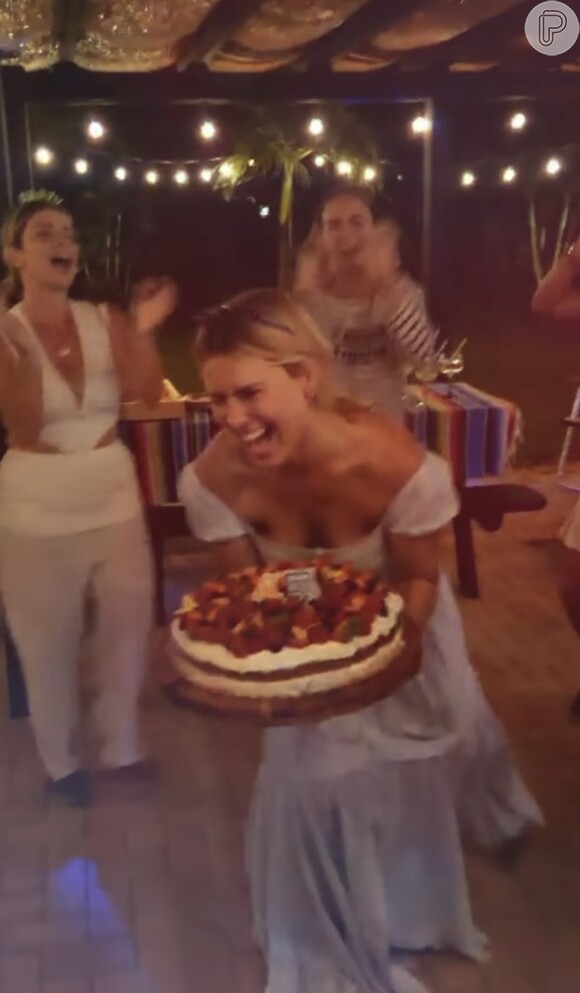 Carolina Dieckmann revela que famosos comeram seu bolo de aniversário após comida ter caído no chão: 'Lei dos 5 segundos'