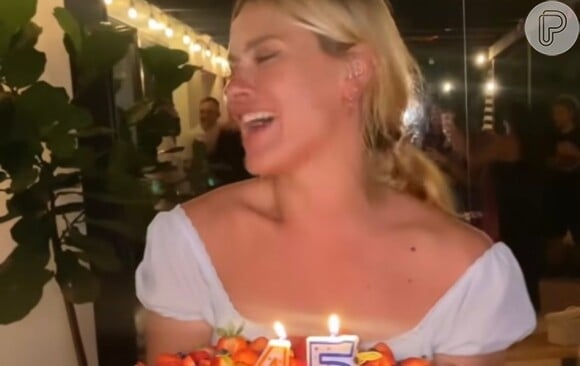 Carolina Dieckmann deixa bolo de aniversário cair no chão em festa e famosos comem. Veja vídeo!