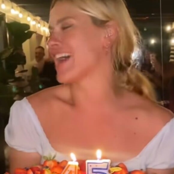 Carolina Dieckmann deixa bolo de aniversário cair no chão em festa e famosos comem. Veja vídeo!