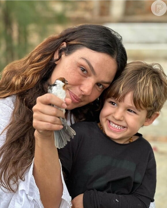 Isis Valverde mostrou momentos fofos com o seu filho Rael que foi lhe visitar na Paraíba