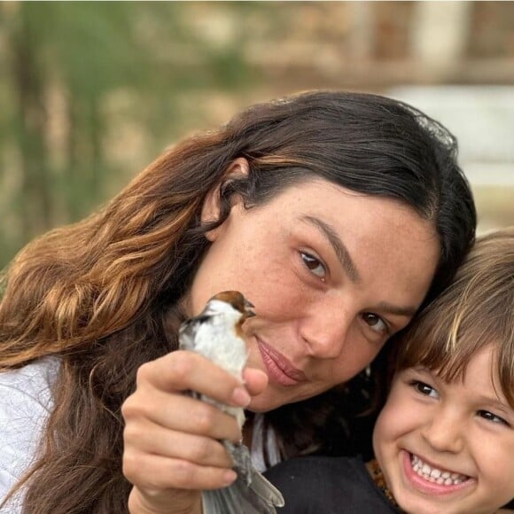 Isis Valverde mostrou momentos fofos com o seu filho Rael que foi lhe visitar na Paraíba