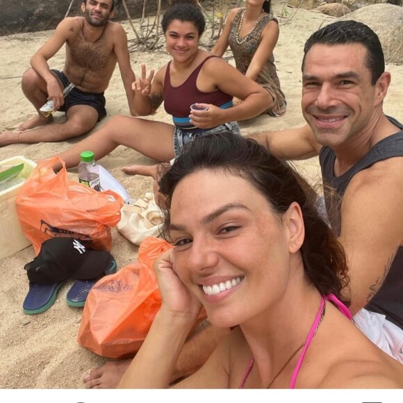 Isis Valverde mostrou foto com o namorado e amigos mostrando que não há crise em seu namoro