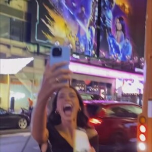 Bruna Marquezine fica eufórica ao se ver no cartaz do filme 'Besouro Azul' e Luana Marquezine entrega a irmã: 'Muito orgulho'