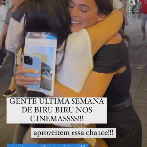 Bruna Marquezine recebe o carinho da família após conseguir realizar seu sonho de estrelar um filme 'Besouro Azul'