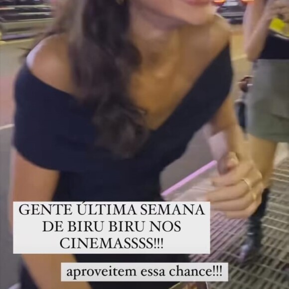 Bruna Marquezine fica emocionada após ver com a família um painel de led divulgando as últimas semanas de 'Besouro Azul'