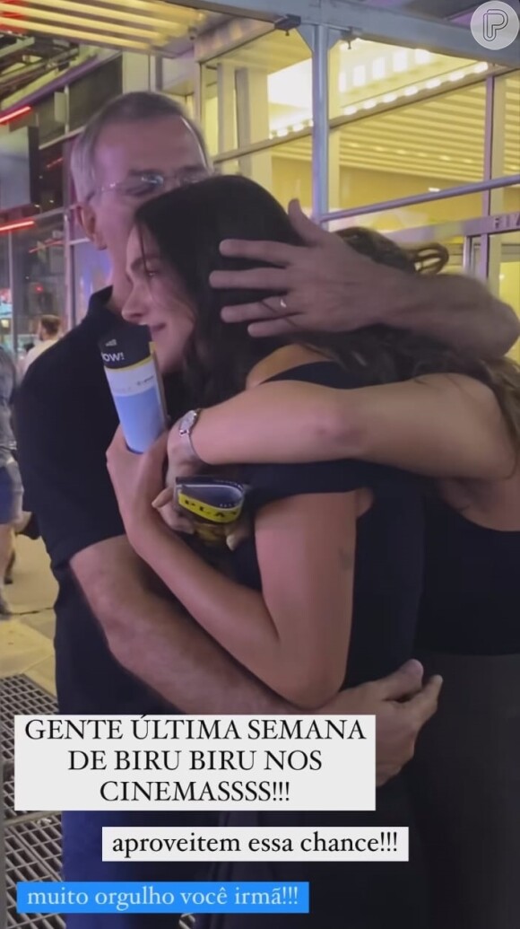 Bruna Marquezine chorou enquanto foi abraçada pelos pais Neide e Telmo