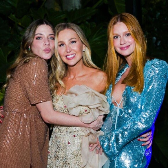 Marina Ruy Barbosa posa com a amiga noiva, Paula Aziz, e Luma Costa em chá-bar