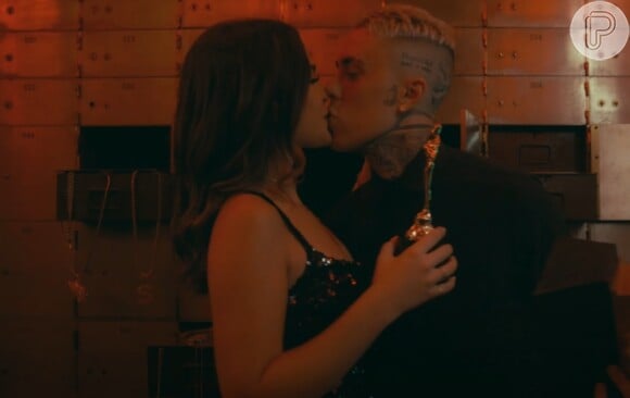 Mel Maia e MC Daniel são vistos aos beijos em videoclipe de 'Grana, Dinheiro e Fama'