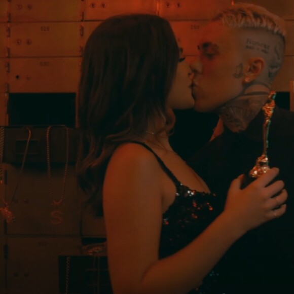 Mel Maia e MC Daniel são vistos aos beijos em videoclipe de 'Grana, Dinheiro e Fama'