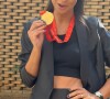 Walewska Oliveira exibe a medalha de ouro que conquistou na Olimpíada de 2008. Atleta estava em SP para lançar o livro 'Outras Redes', sua biografia