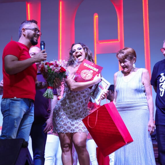 Viviane Araujo conheceu sua fantasia para o carnaval 2024