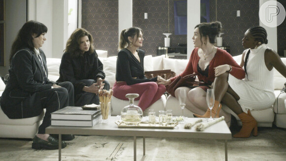 Carol (Karine Teles), Natália (Mariana Santos), Lara (Deborah Secco), Renée (Maria Clara Sinelli) e Taís (Késia) se encontram novamente após 25 anos