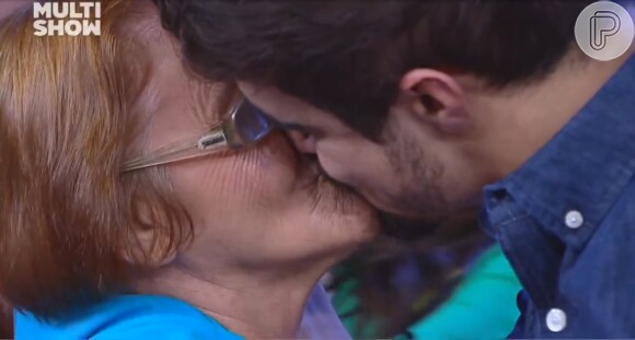 Caio Castro beija assistente de palco do programa 'Tudo pela Audiência'