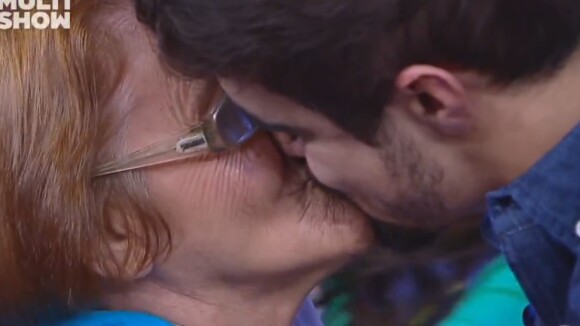 Caio Castro dá selinho em senhora no 'Tudo pela Audiência': 'Beijei a Pepeca'