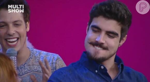 Caio Castro sensualiza antes de dar selinho em Pepeca, do programa 'Tudo pela Audiência', do Multishow