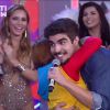 Caio Castro abraça assistente de palco do programa 'Tudo pela Audiência' depois de beijá-la em programa